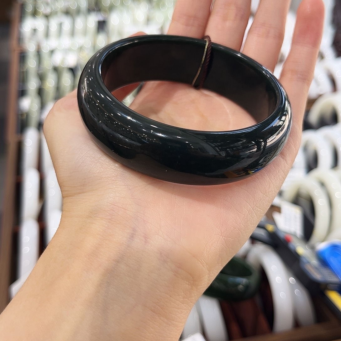 (****和田玉手镯未镶嵌