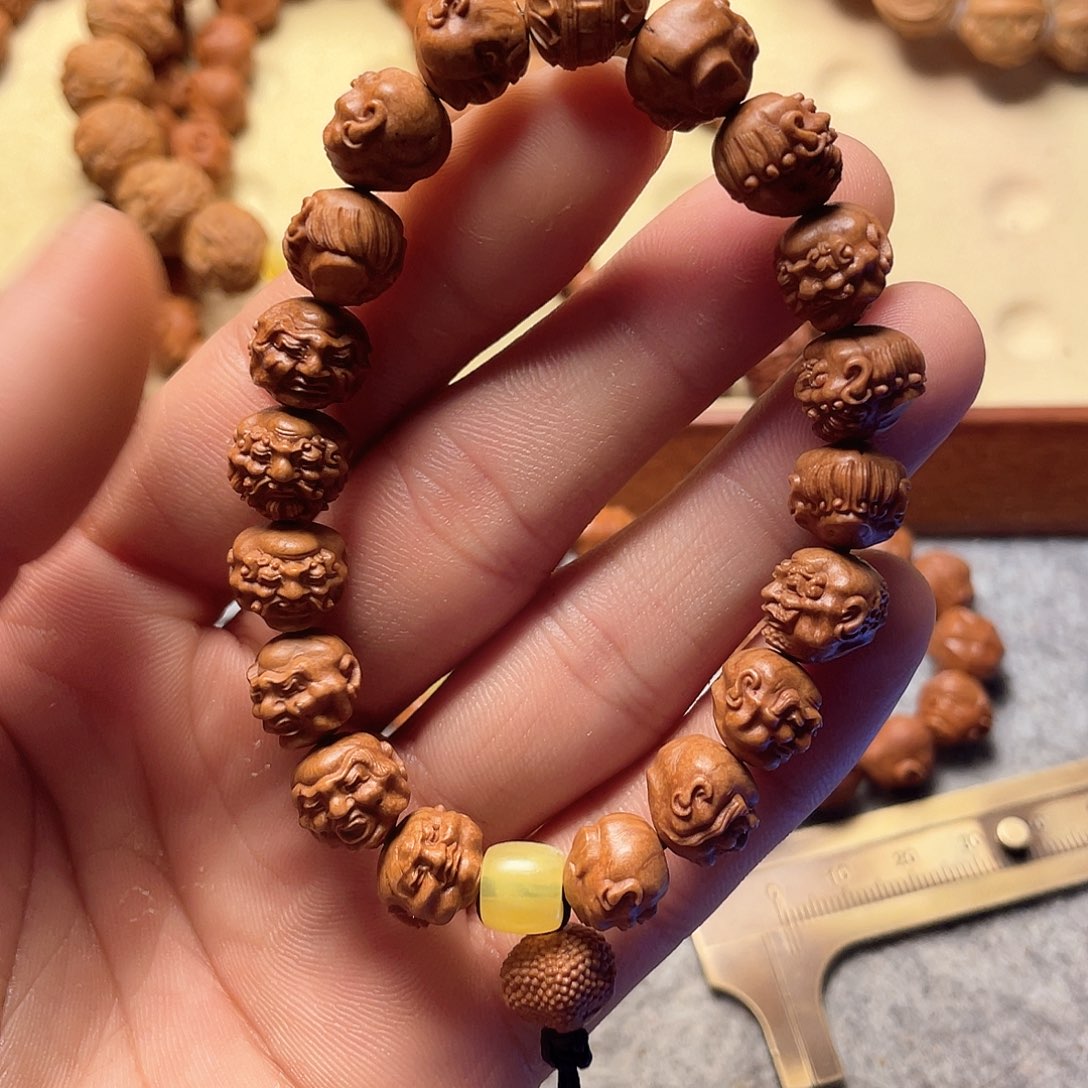 龙纹桃核雕刻虚派罗汉