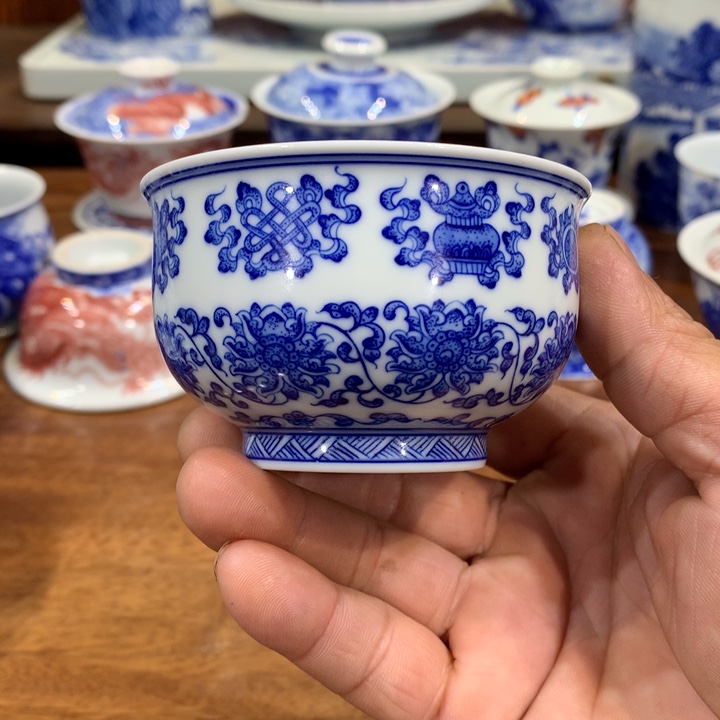 柴窑青花缠枝八宝主人杯