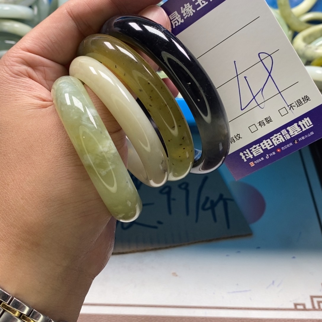 蛇纹石玉手镯未镶嵌