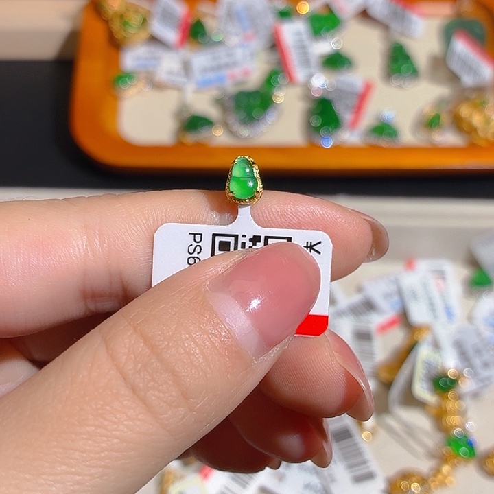 翡翠足银镶嵌颈饰翡翠