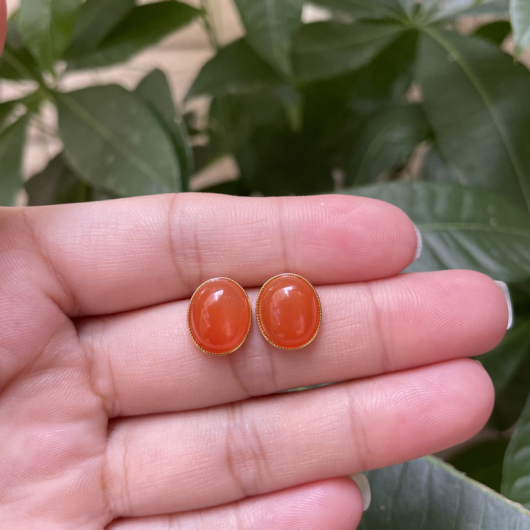 南红保山蛋面耳钉，尺寸12.7mm×10.5mm，成色干净颜色娇艳