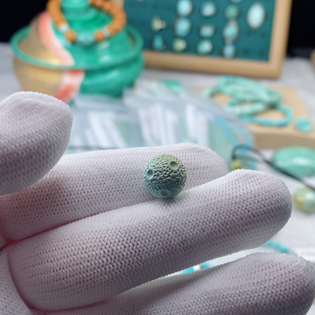 绿松石颈饰未镶嵌草**人