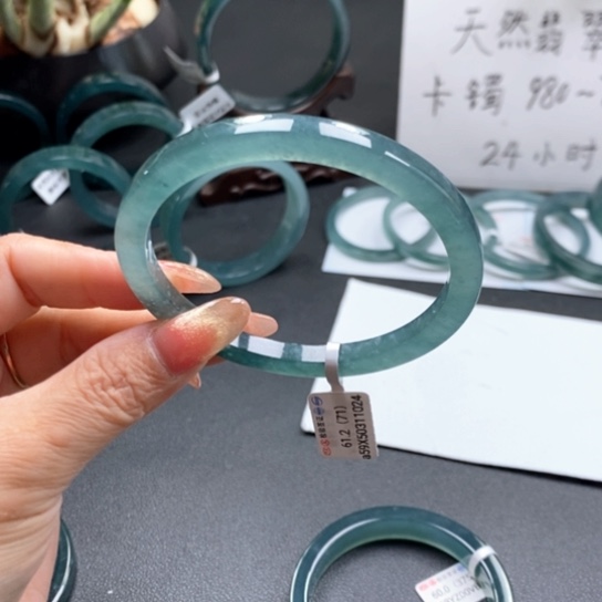 翡翠手镯未镶嵌悠**?61尺寸