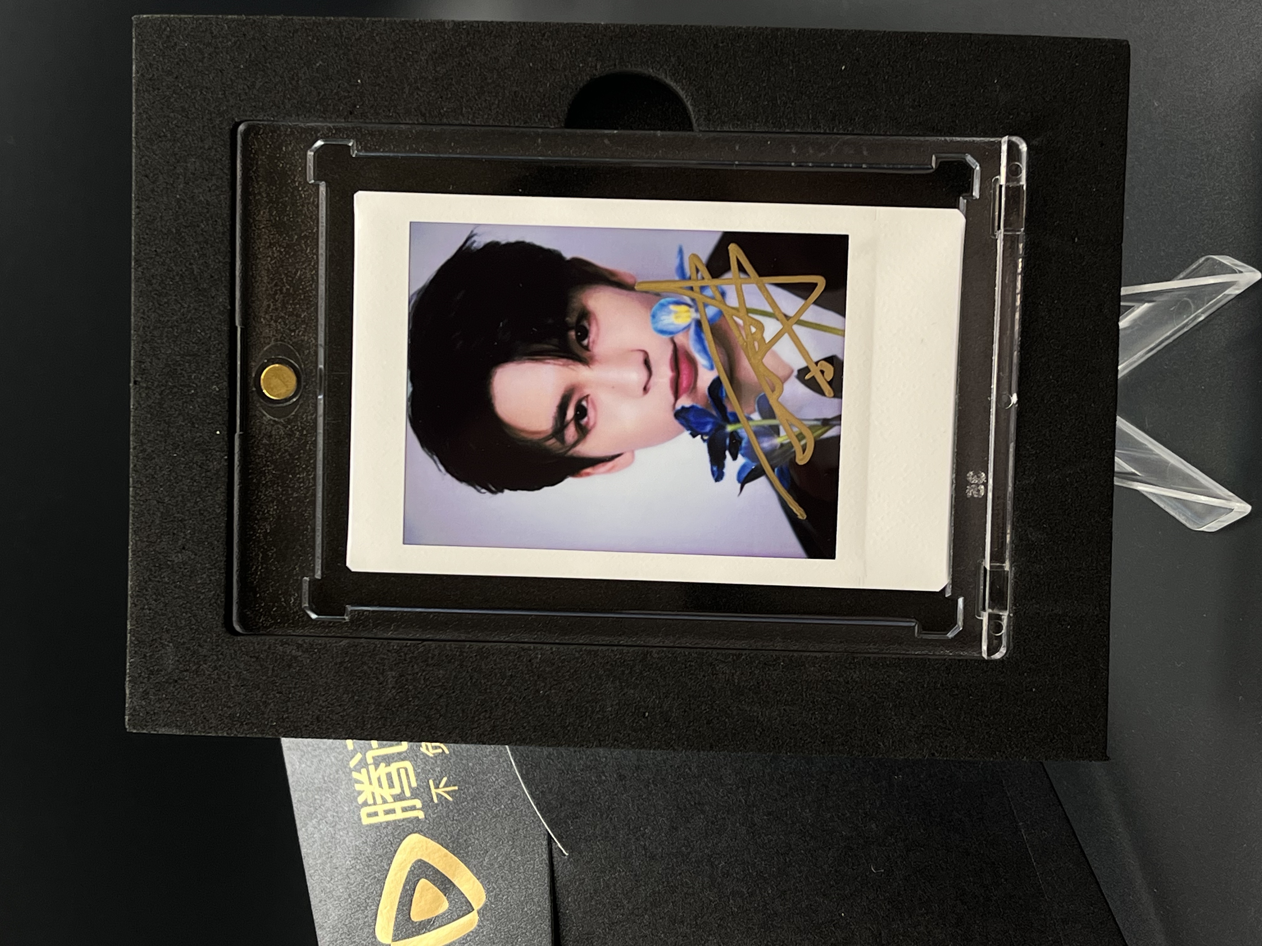 W943【张凌赫】三寸正品签名拍立得照片白边