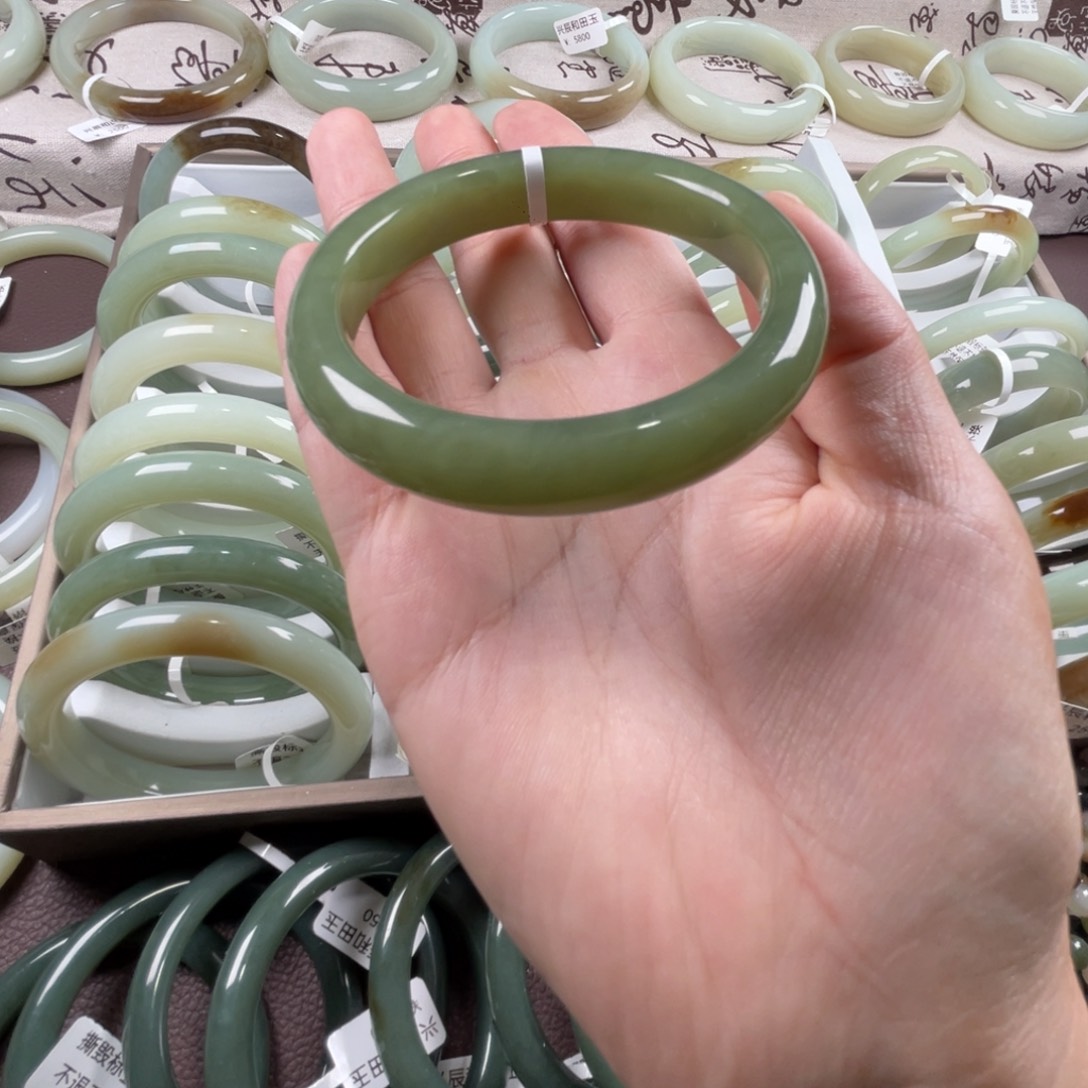 和田玉手镯未镶嵌