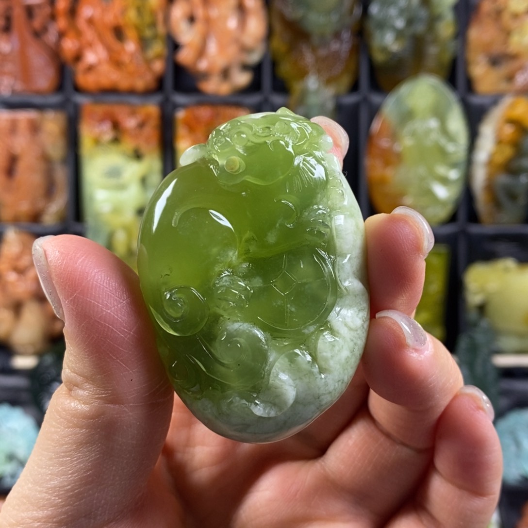 蛇纹石玉颈饰合金