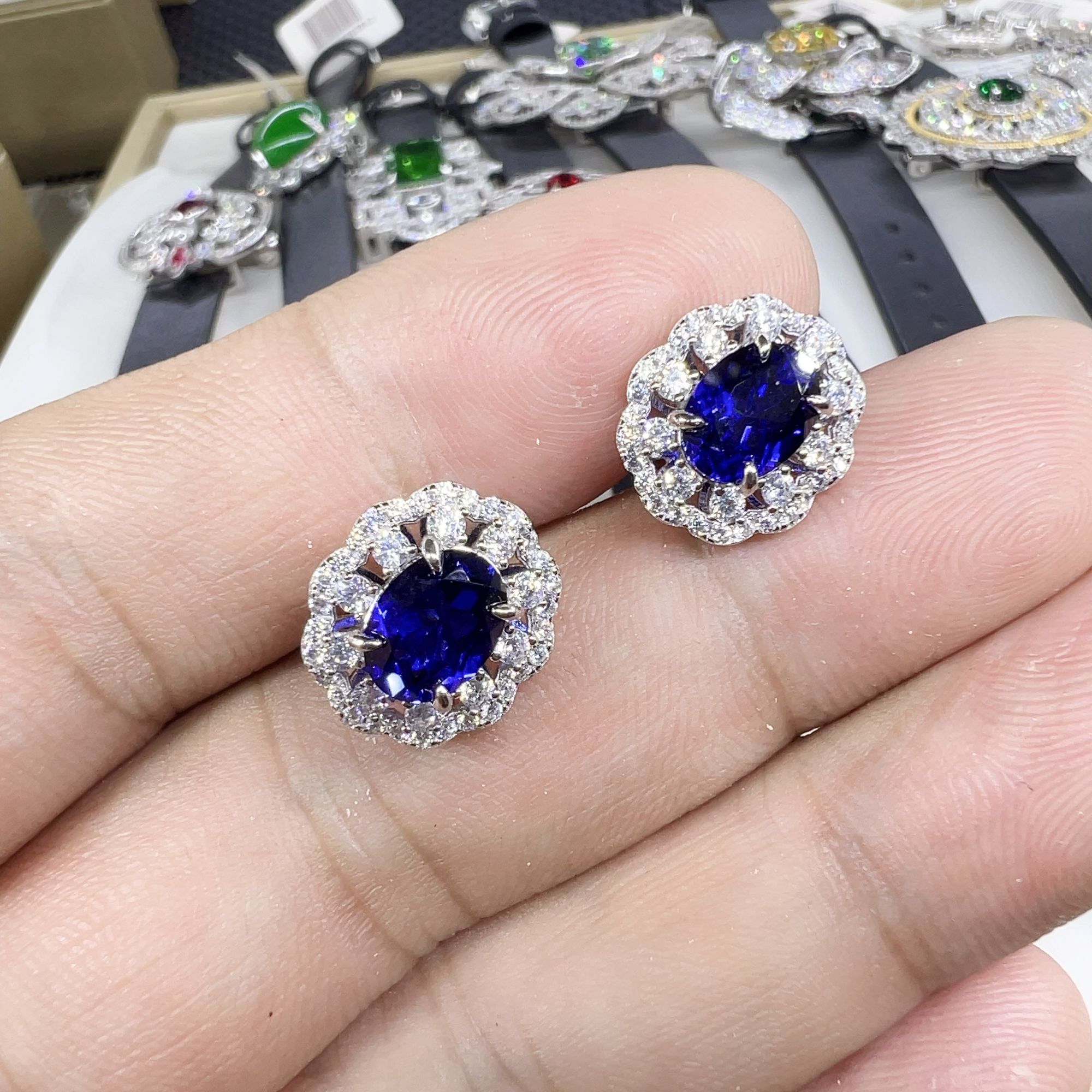 培育蓝宝石耳饰S925银镶嵌耳钉E3-0193