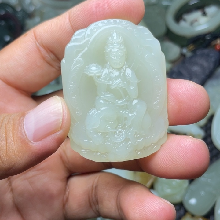 青***。颈饰未镶嵌和田玉