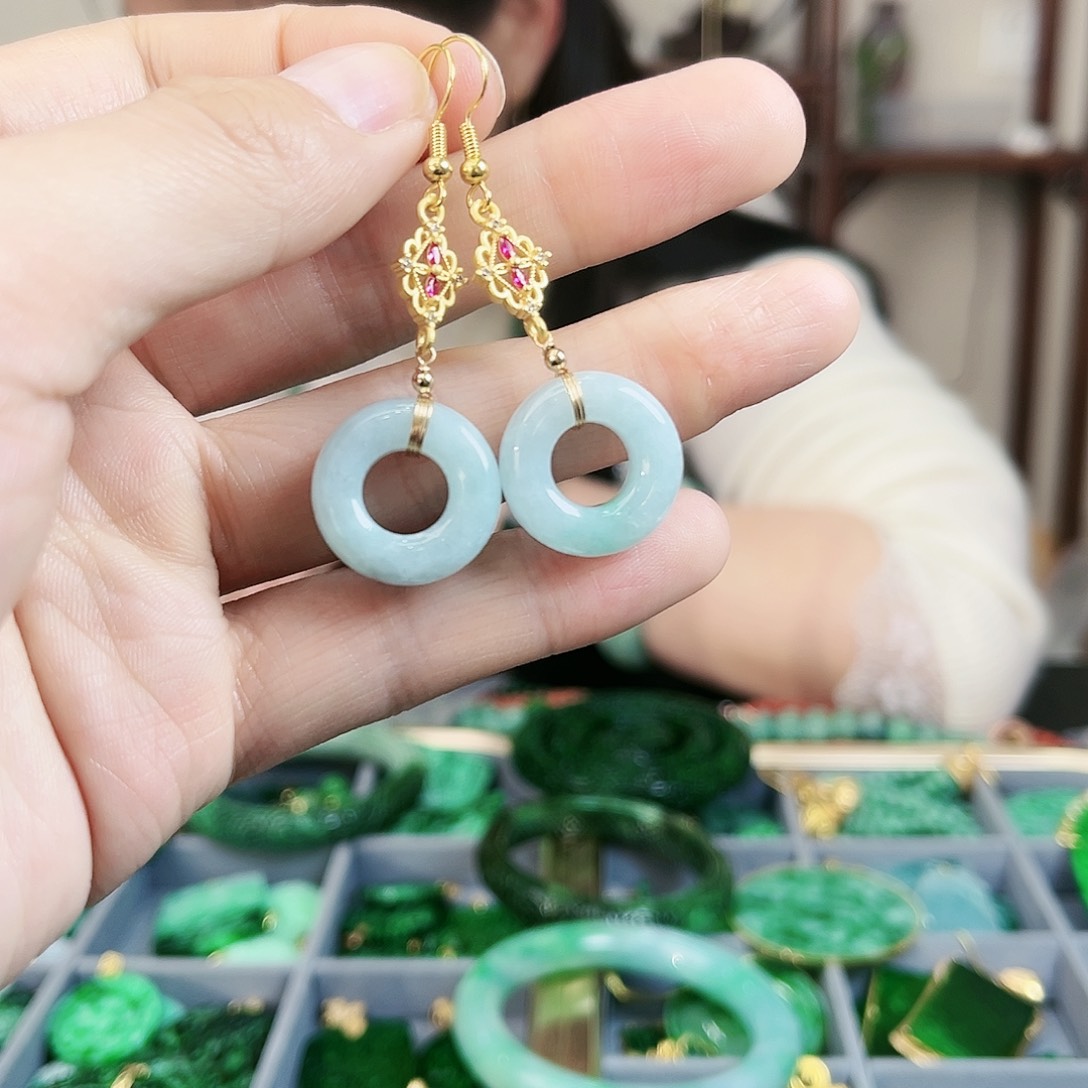 翡翠颈饰未镶嵌耳饰