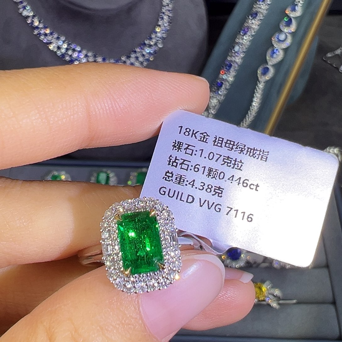 祖母绿戒指18K金镶嵌