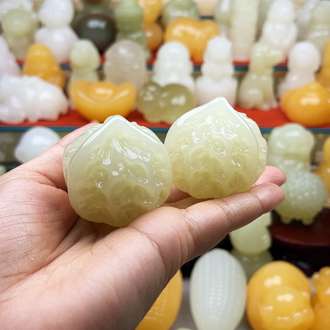 川***织石材核桃手把摆件
