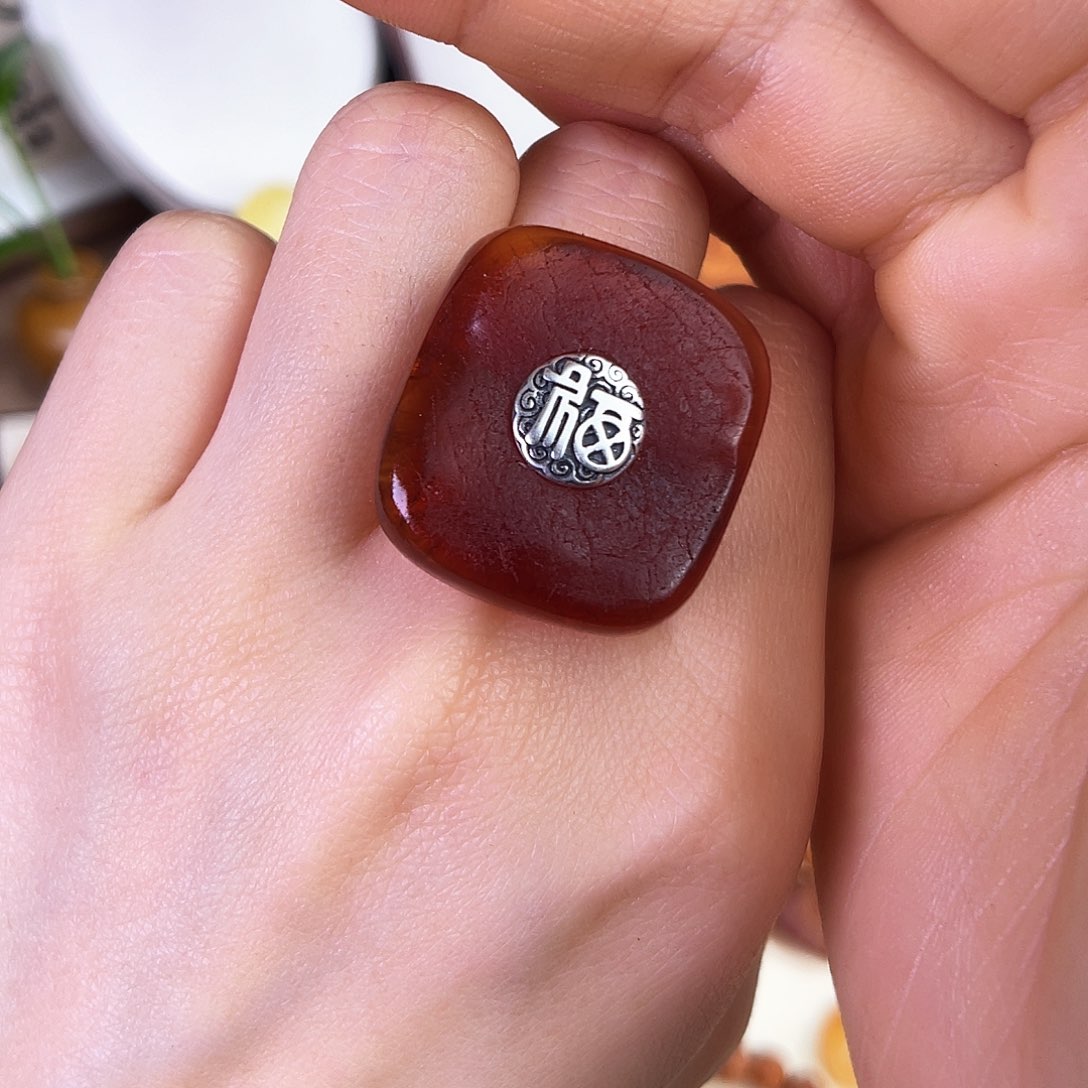 琥珀珠宝奇石未镶嵌。