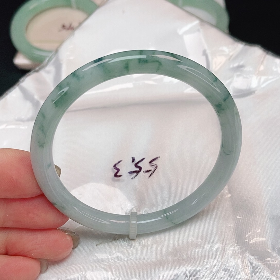 翡翠手镯未镶嵌飘花美人条