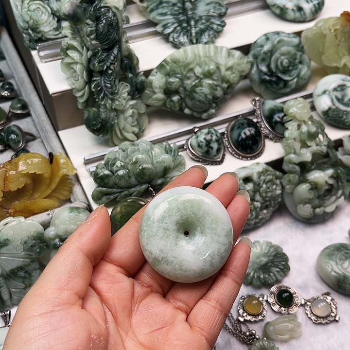 透闪石-蛇纹石玉颈饰未镶嵌