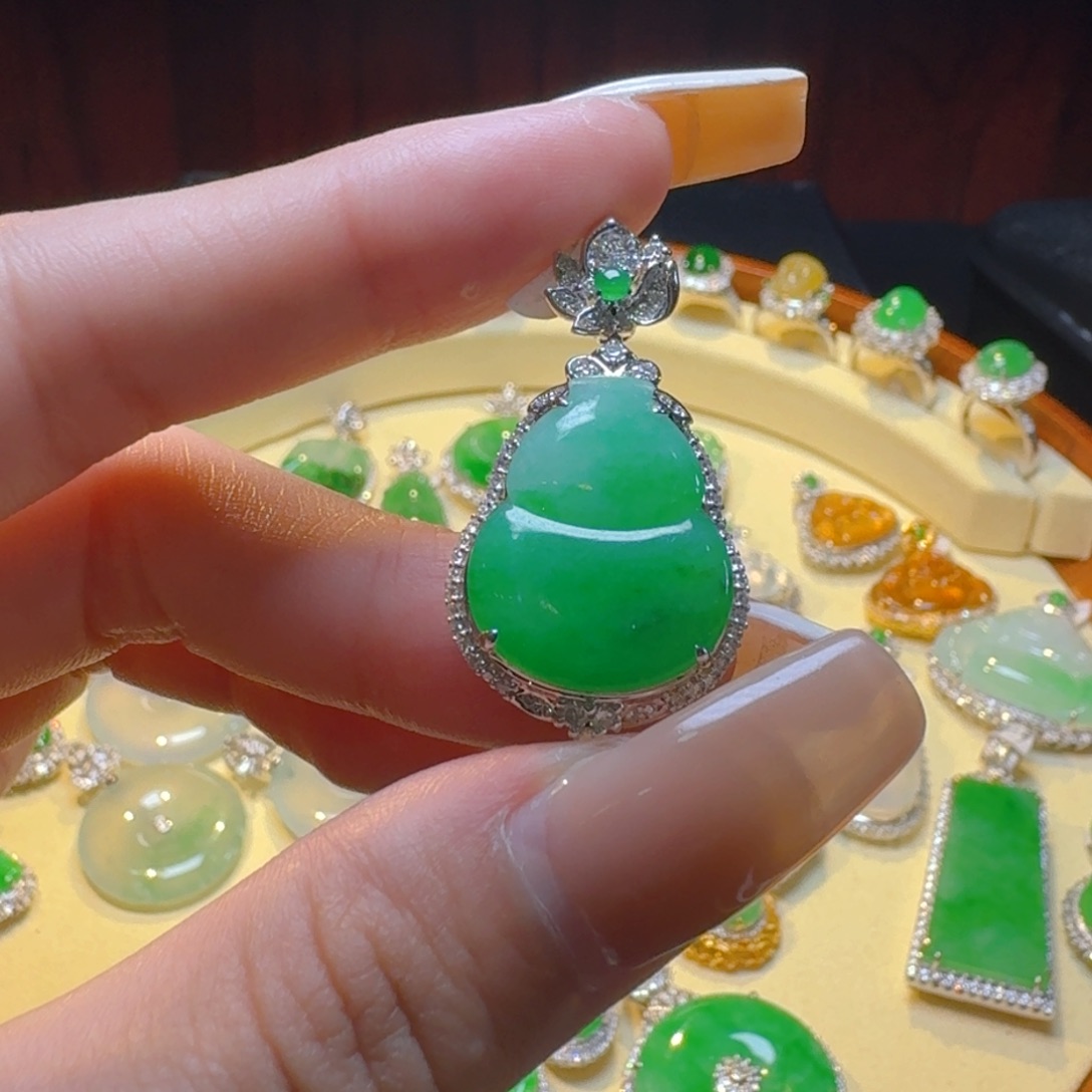 翡翠18K金镶嵌颈饰葫芦吊坠