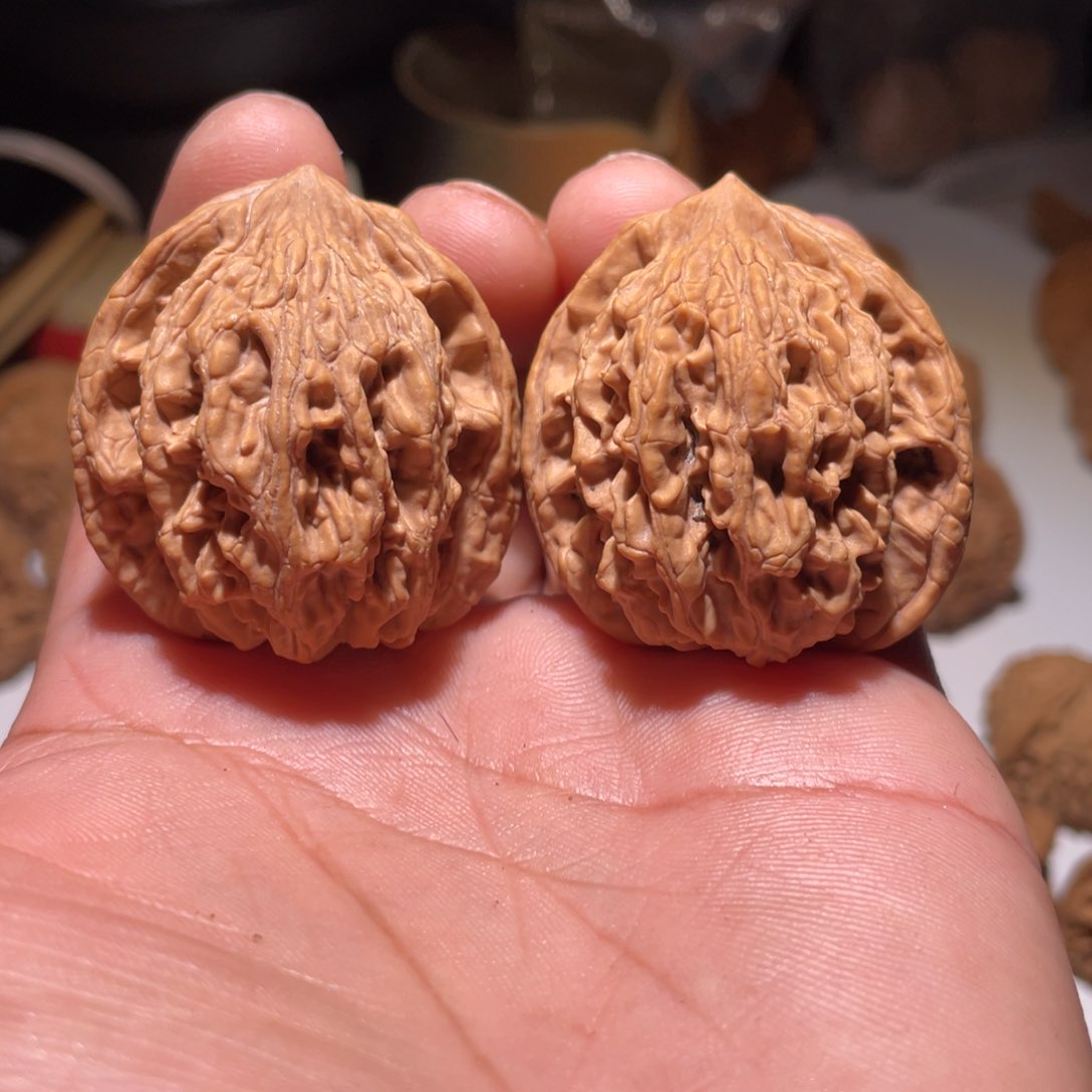 文玩核桃吊坠虎头