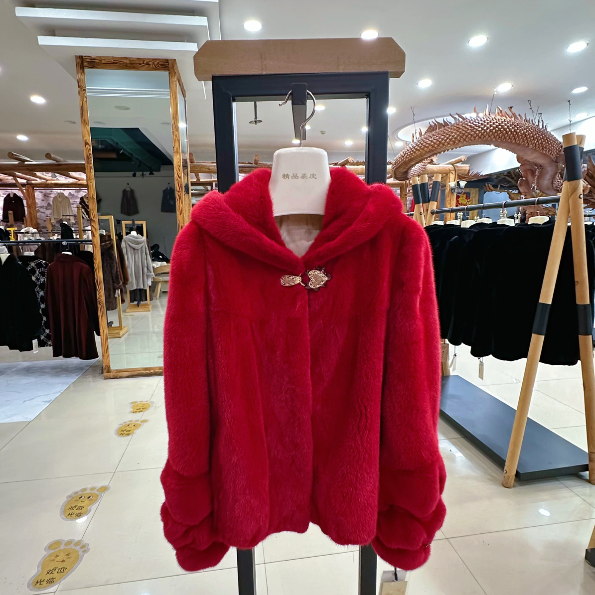 红色女士夹克短款水貂皮草连帽款
