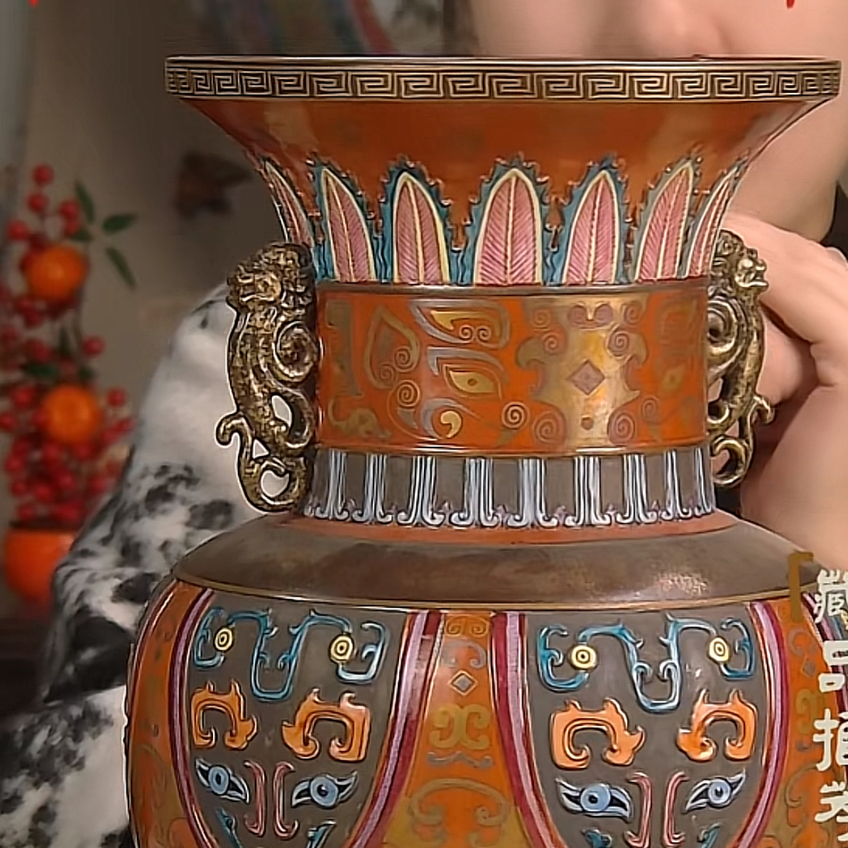 收藏/古玩清古铜彩浮雕双耳尊