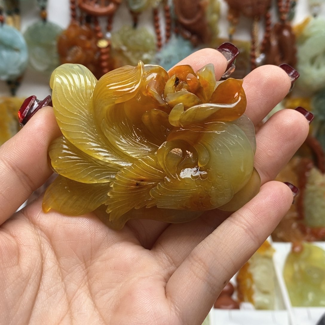 蛇纹石玉颈饰未镶嵌红*