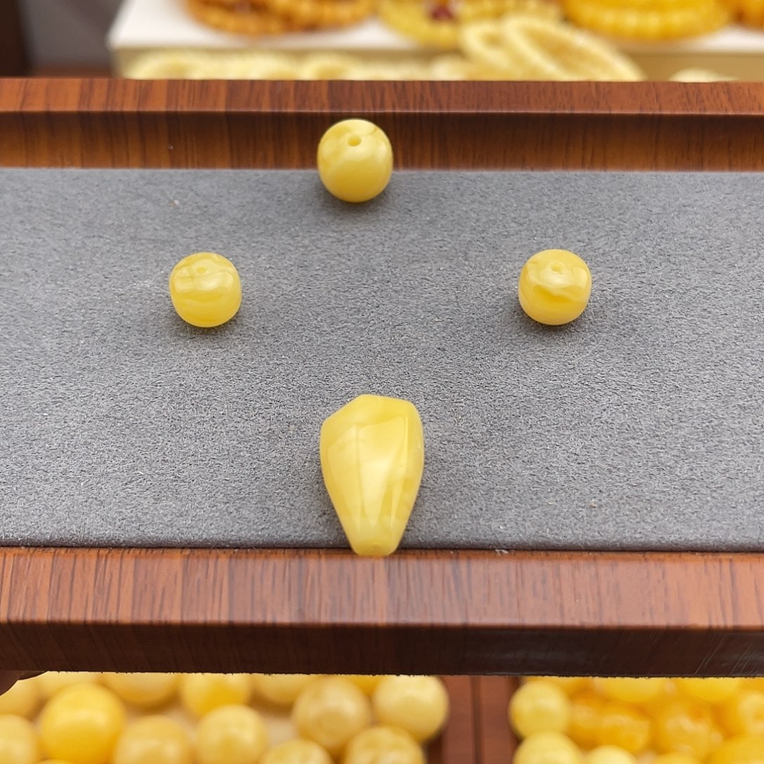 进***鸦蜜蜡未镶嵌颈饰丰颖