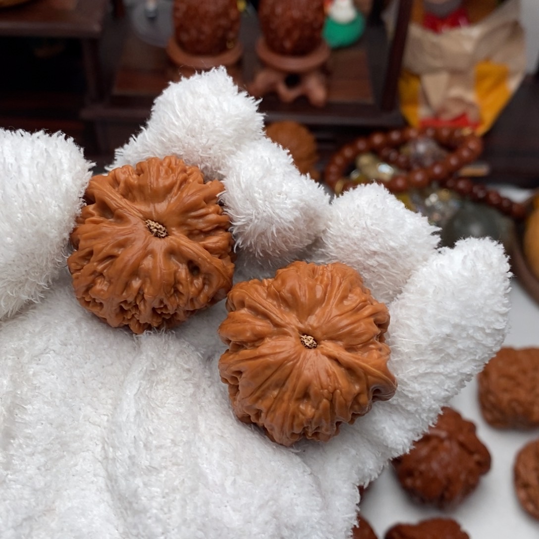 威***、文玩核桃吊坠全品粗筋