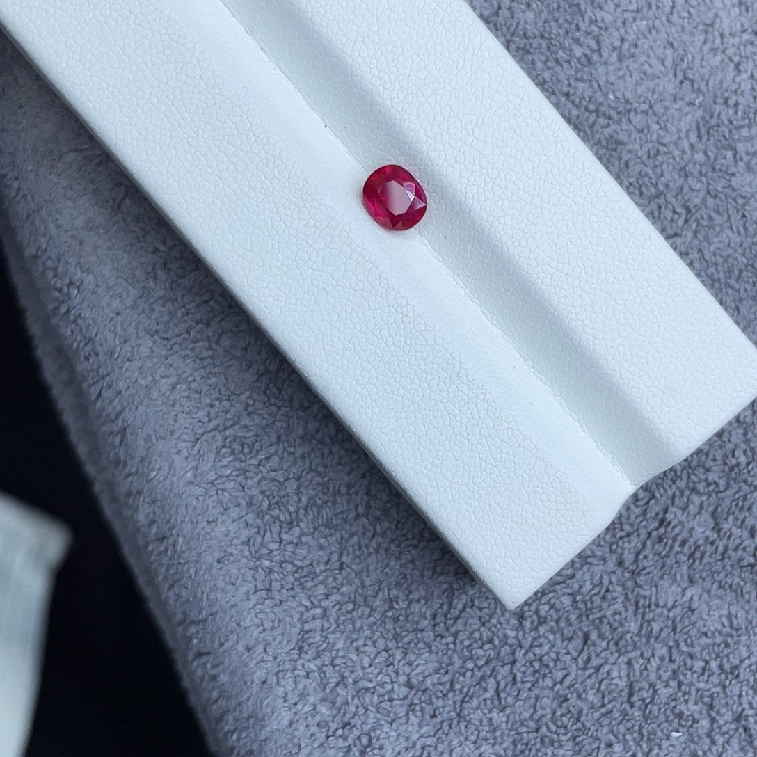红宝石裸石1Ct。   