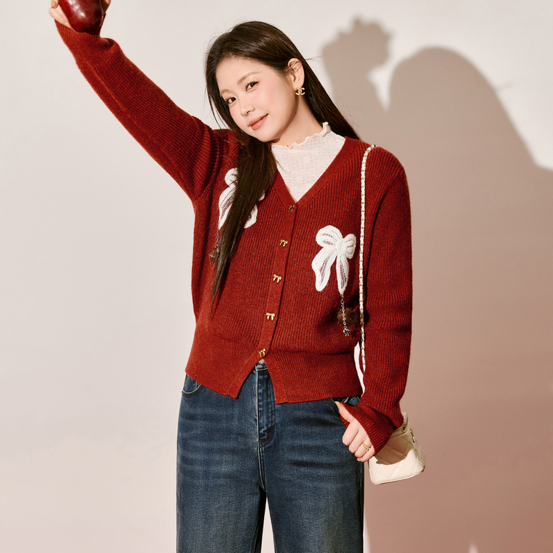 蓝语大码蝴蝶结V领红色毛衣女2025冬季新款修身加厚针织开衫套装