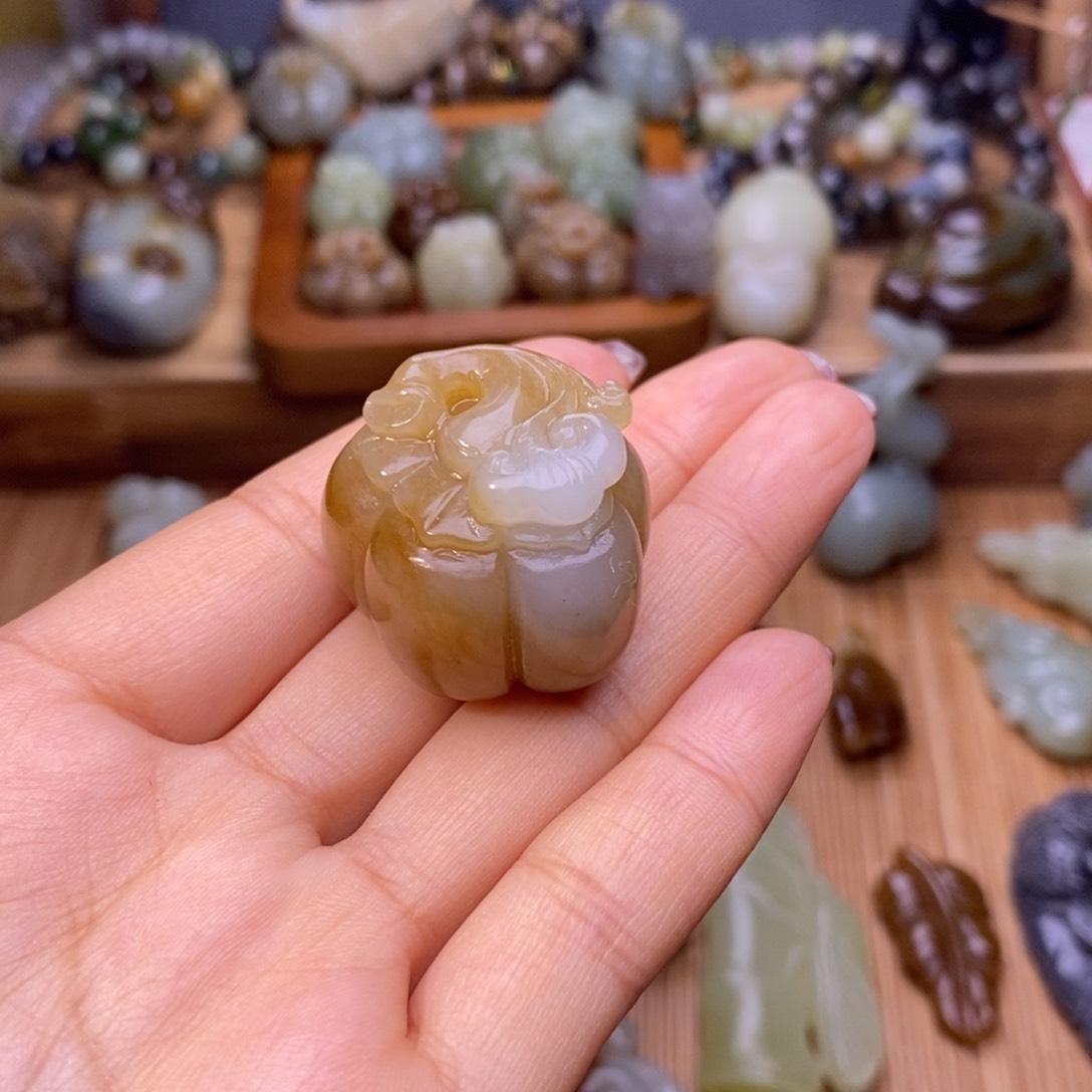 颈饰未镶嵌和田玉?*