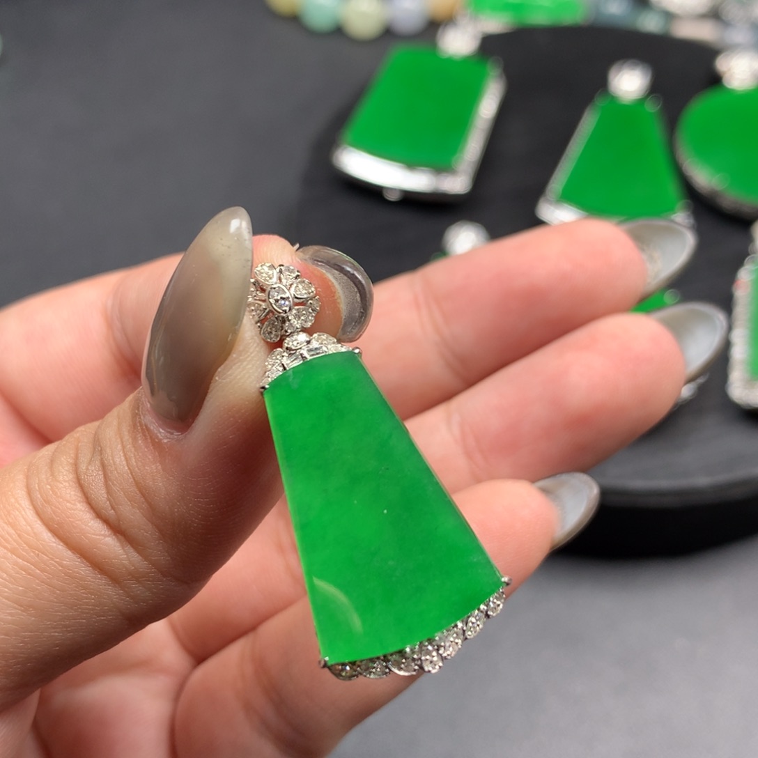 翡翠颈饰18K金镶嵌无事牌