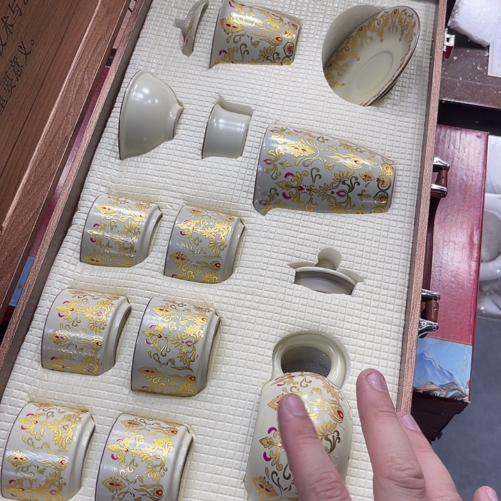 孤品茶具套装等。        