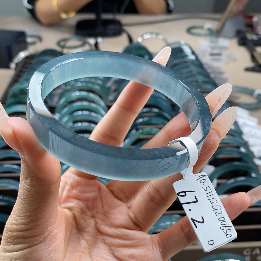 上***方翡翠未镶嵌手镯67.20