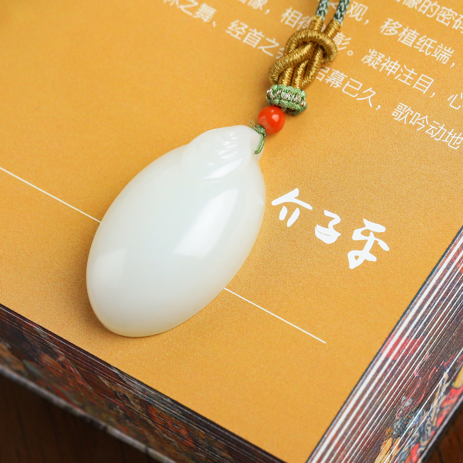 和田玉雕刻吊坠精致