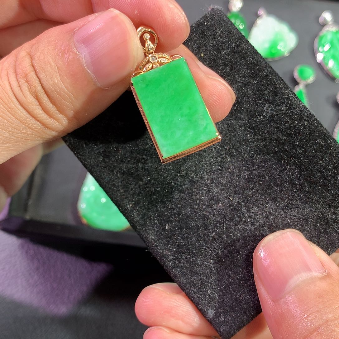 翡翠吊坠(赠链)18K金镶嵌