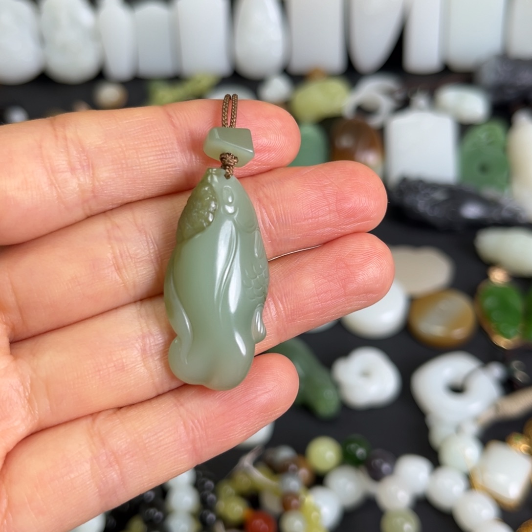 家***妮和田玉未镶嵌吊坠(赠链)
