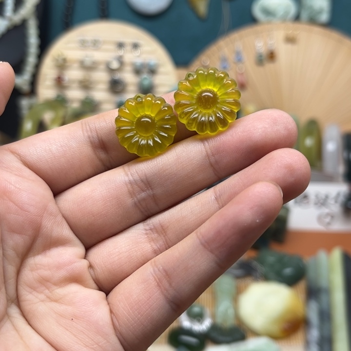 蛇纹石玉未镶嵌耳饰