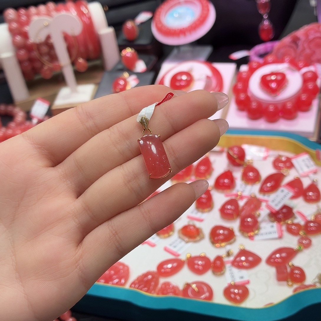 菱锰矿（红纹石）18K金镶嵌颈饰手牌吊坠3.18g