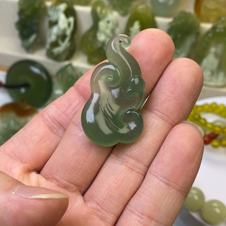 蛇纹石玉未镶嵌颈饰