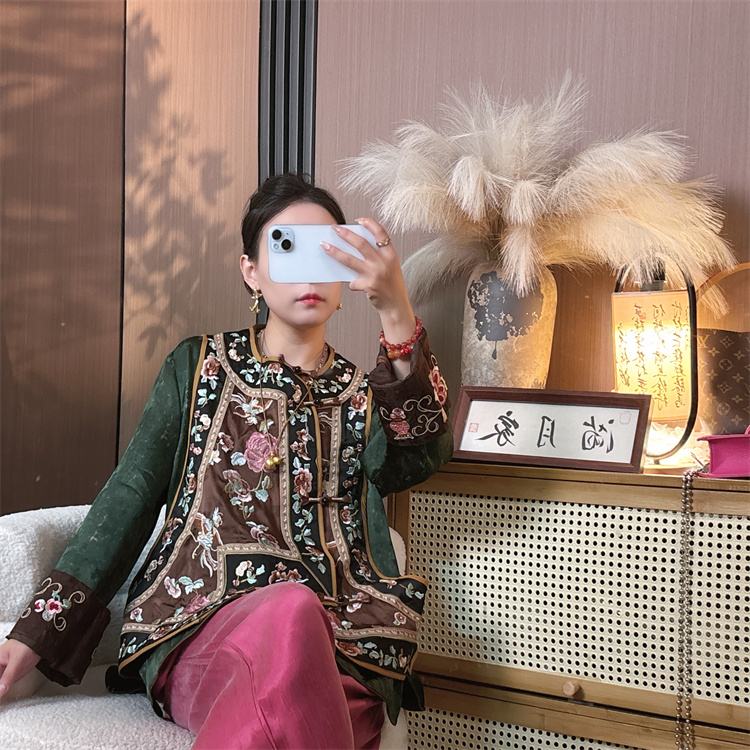 【蝶与花】新中式老料重缎刺绣气质显瘦斜襟刻花短款马甲上衣