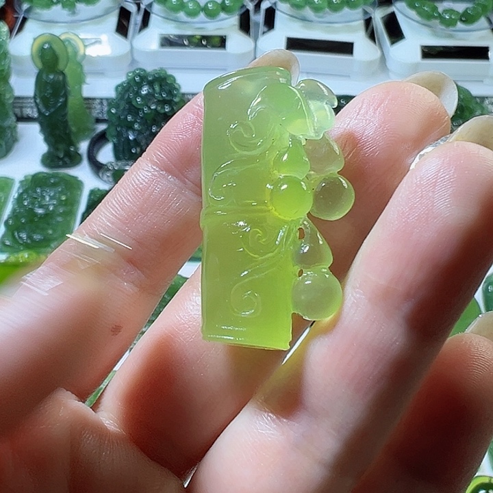 蛇纹石玉颈饰未镶嵌