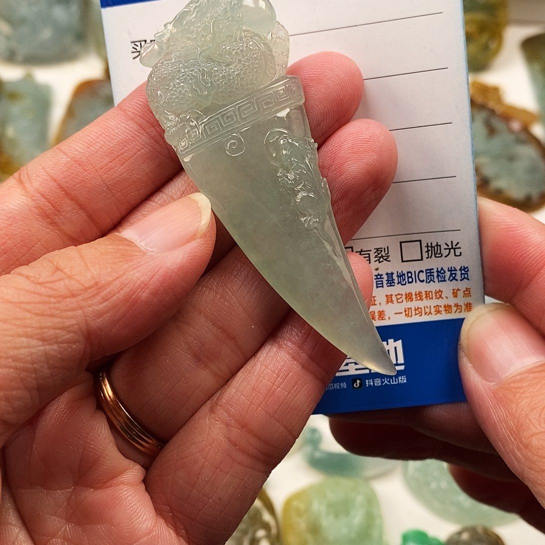 翡翠未镶嵌颈饰龙牙