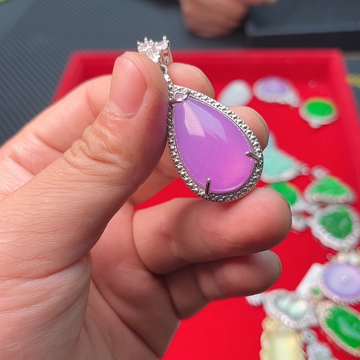 翡翠颈饰未镶嵌啊啊