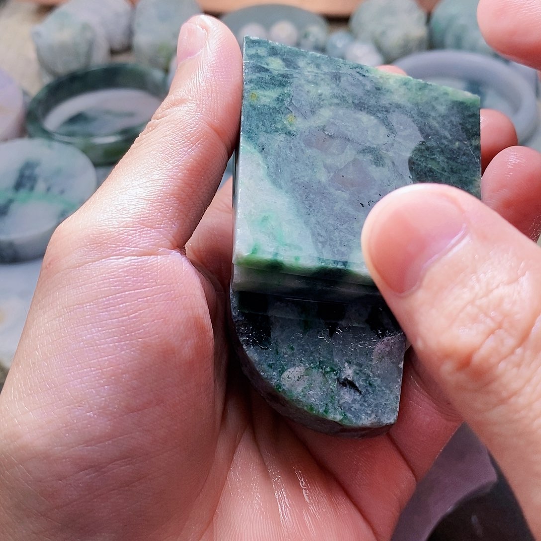 奧***）翡翠未镶嵌颈饰588