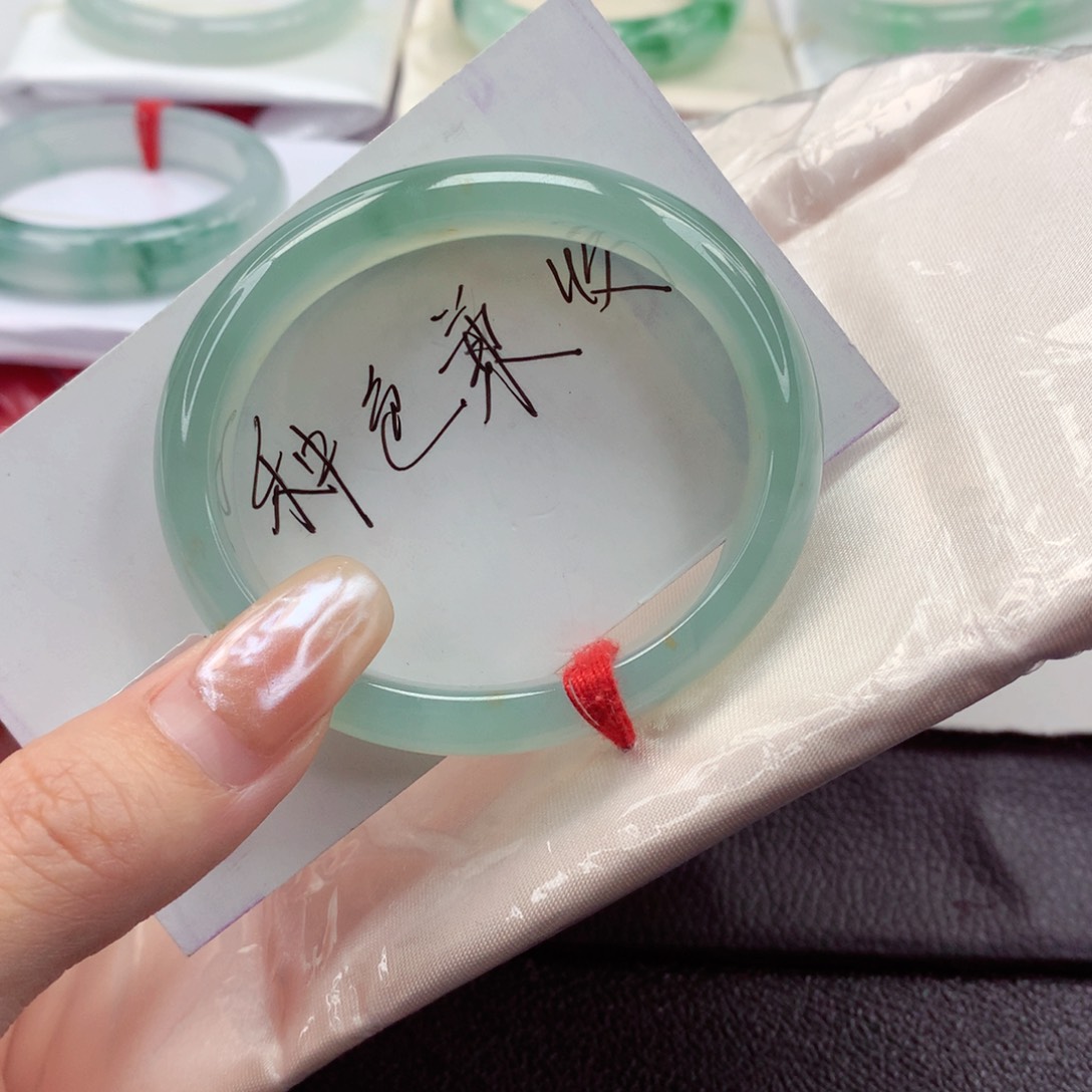翡翠手镯（贵妃镯）未镶嵌54圈口 冰胶透光细腻湖水绿
