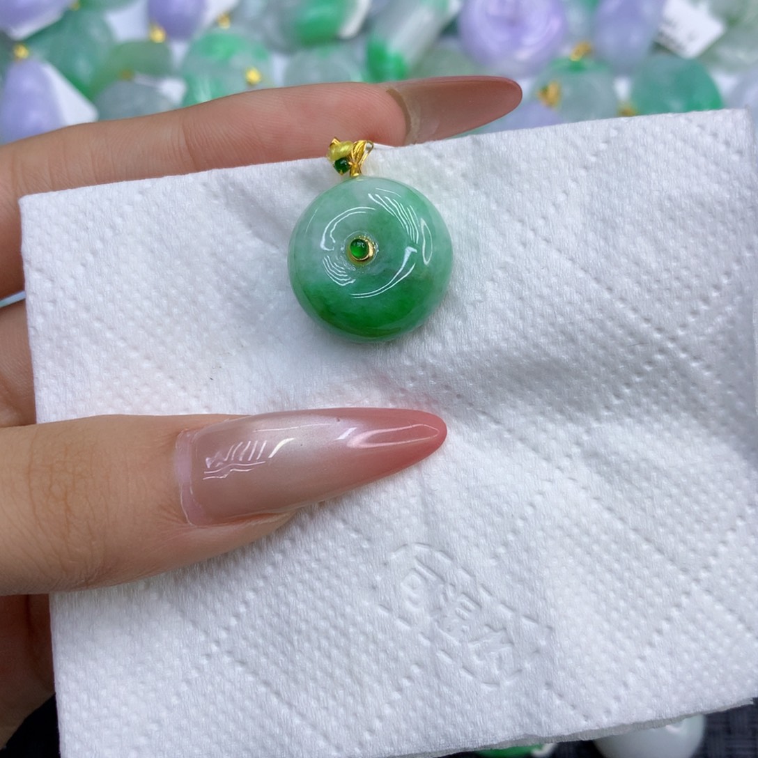 翡翠18K金镶嵌颈饰11111111111111