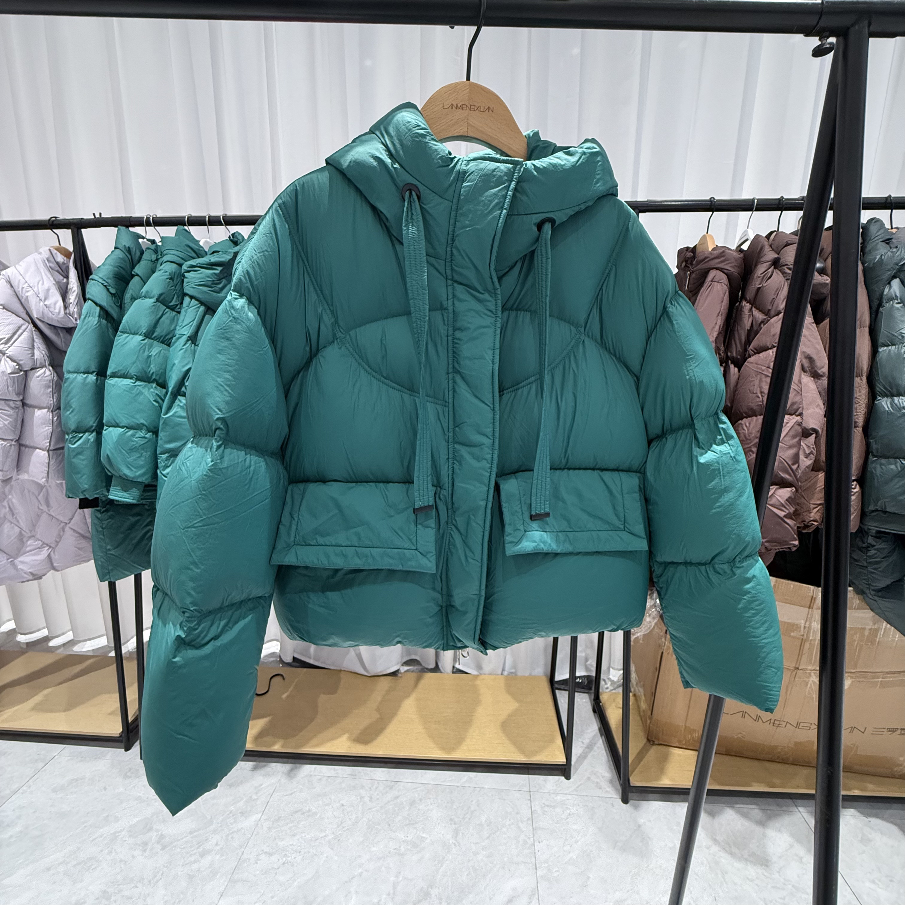 新款短款羽绒服时尚