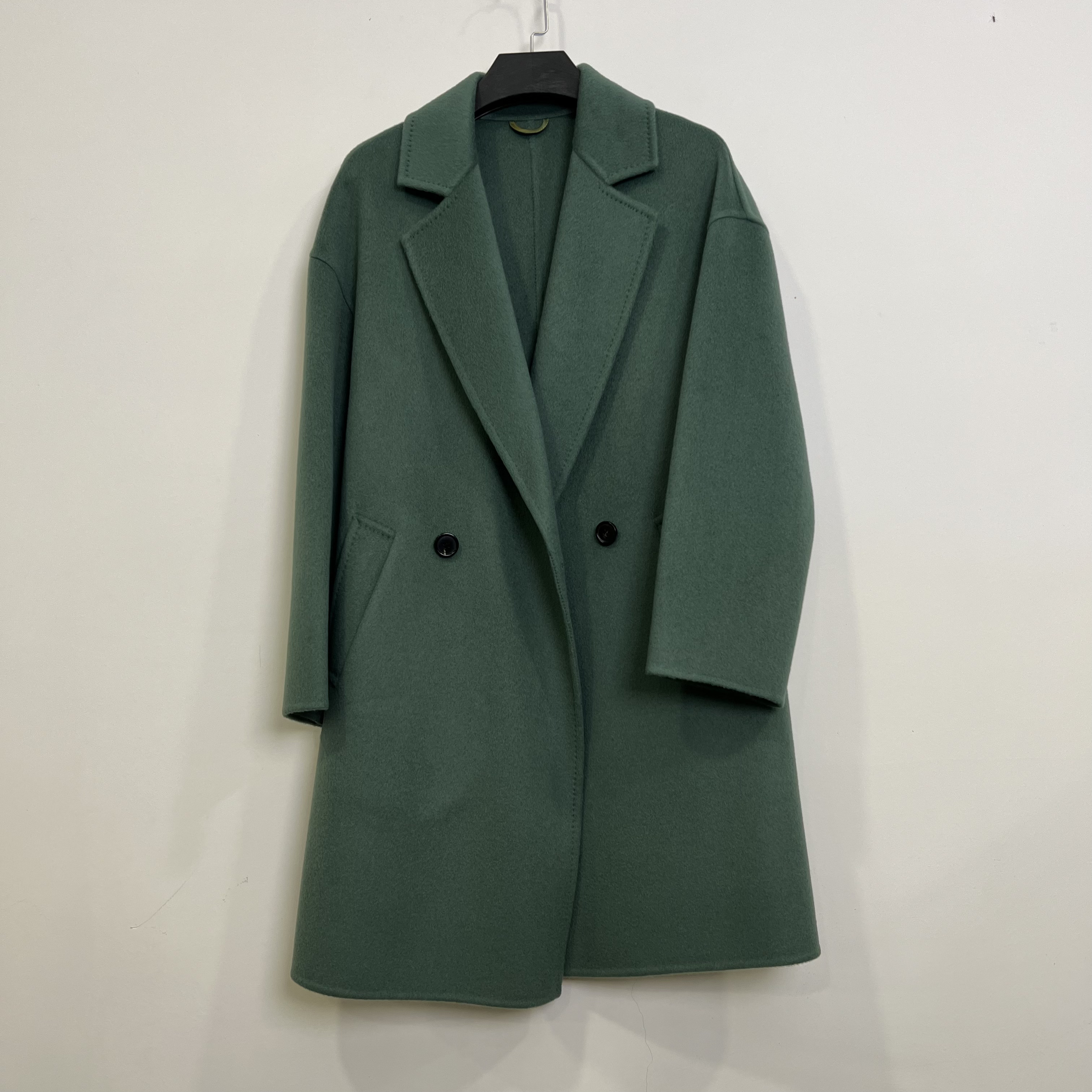23B-102# 豆绿色两粒扣大衣