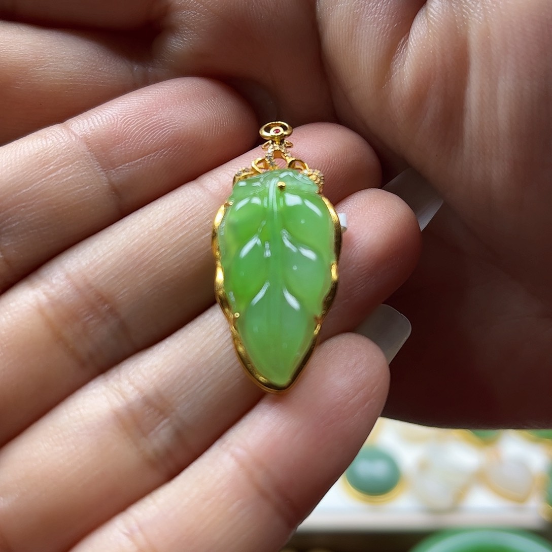 和田玉吊坠18K金镶嵌