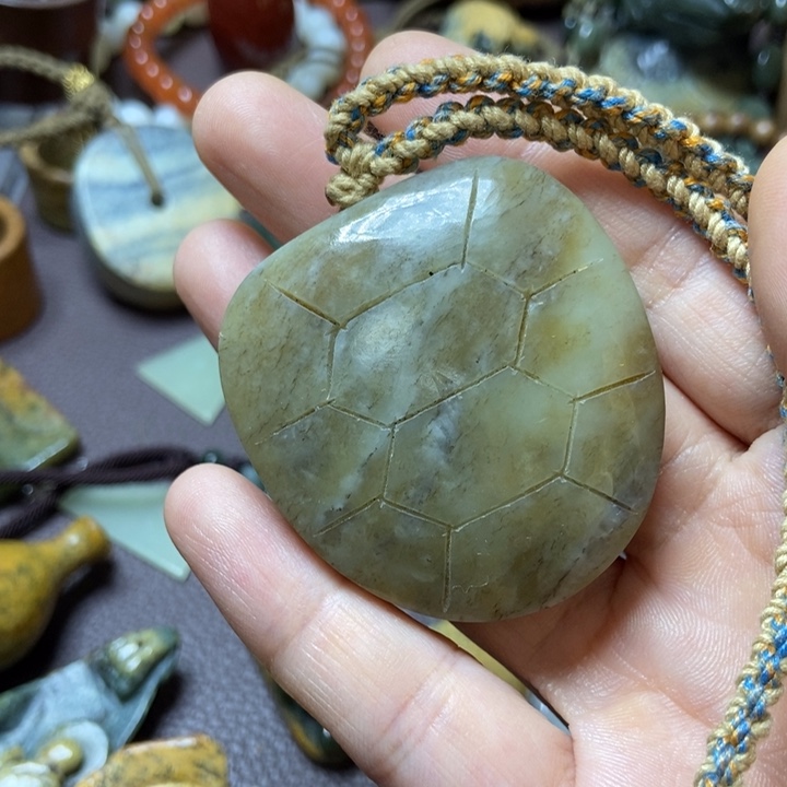 未镶嵌岫岩河磨玉（透闪石质玉）把件