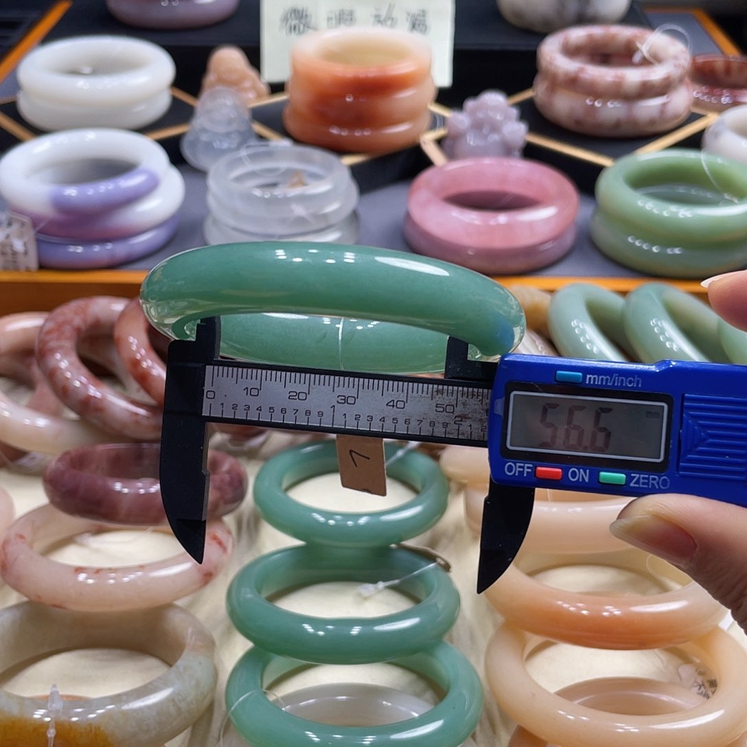 未镶嵌手镯石英岩玉